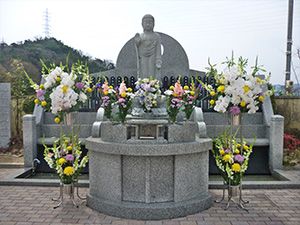 全区画　永代供養付きの墓地としてご案内いたしております。